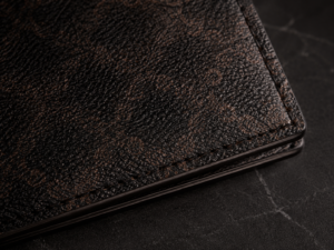 Cận cảnh họa tiết ví ngang nam Davacallo Signature Pattern.